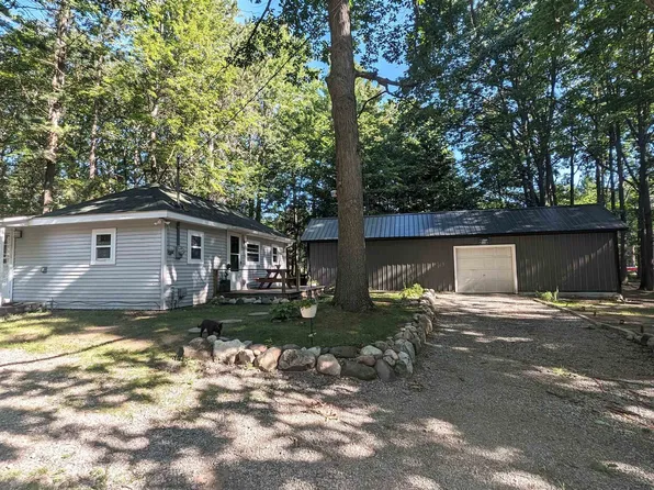 957 Ranch Rd, Indian River, MI 49749