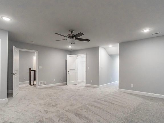 5th image of 212 Red Oak Ln