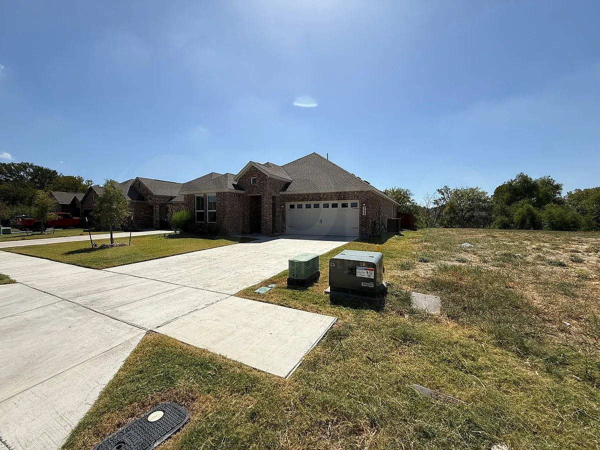 3 bed, 2.0 bath, 1972 sqft, $2,300 — Photo 3