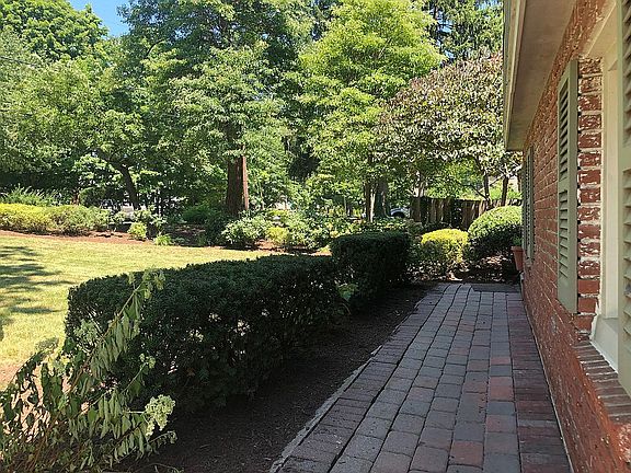 Front Walkway w/Pavers