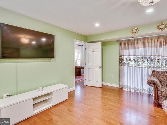 5th image of 884 Quince Orchard Blvd #Op1