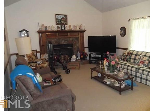 3rd image of 872 Twin Oaks Dr