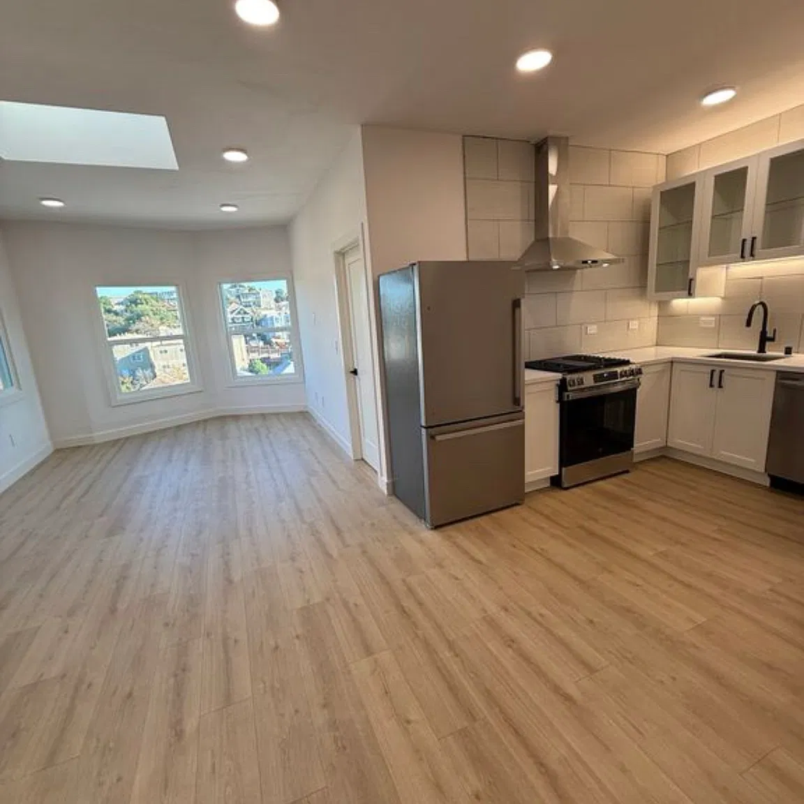 2 bed, 850 sqft, $3,541 — Photo 2