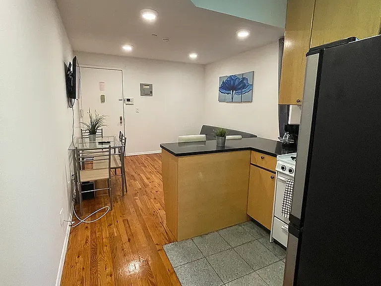 407 W 51st St #3E — Photo 5