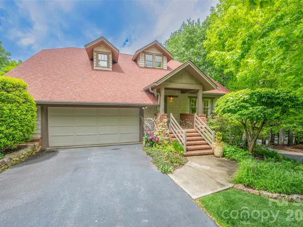 4 Lacoste Dr, Hendersonville, NC 28739