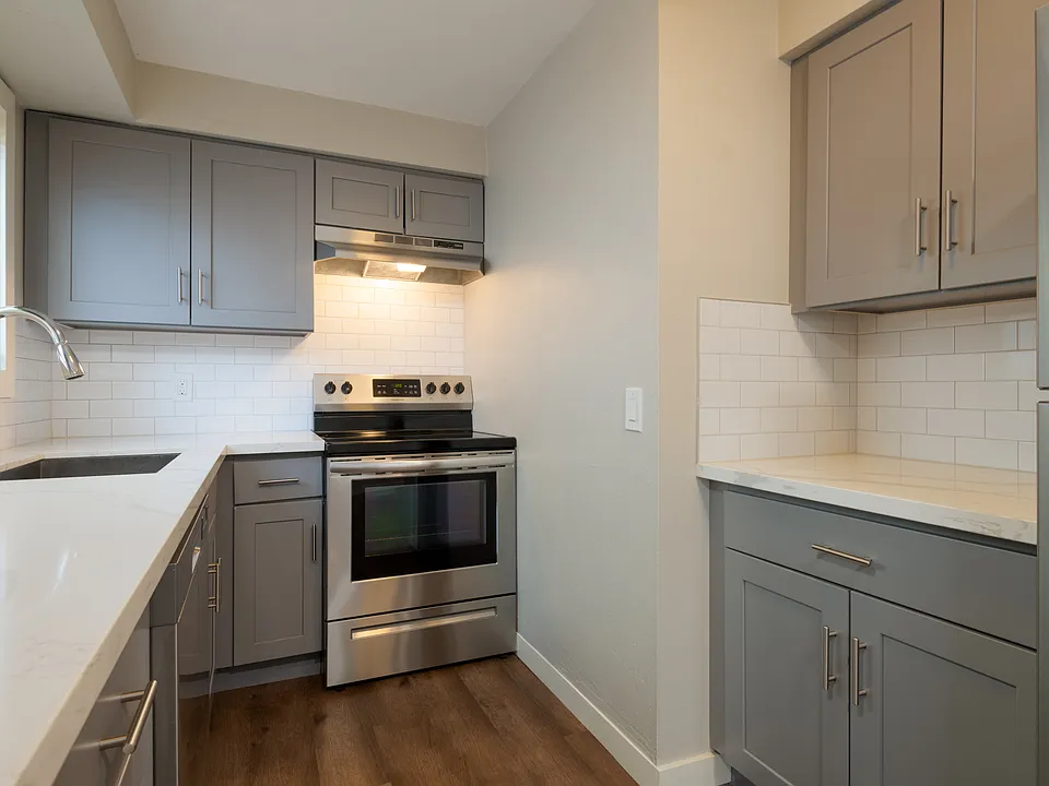 925 SW Holden St #3