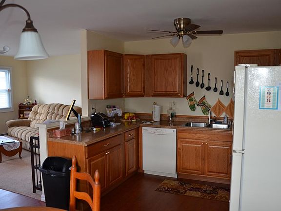 4th image of 44 Prince Charles Dr