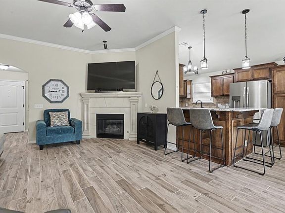 4th image of 1305 Leigh Cir