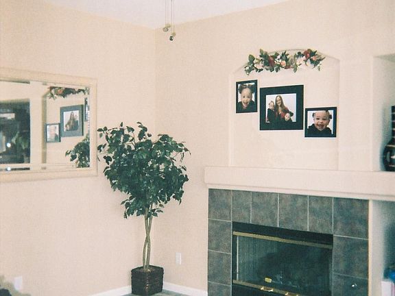 Spacious family room w/fireplace