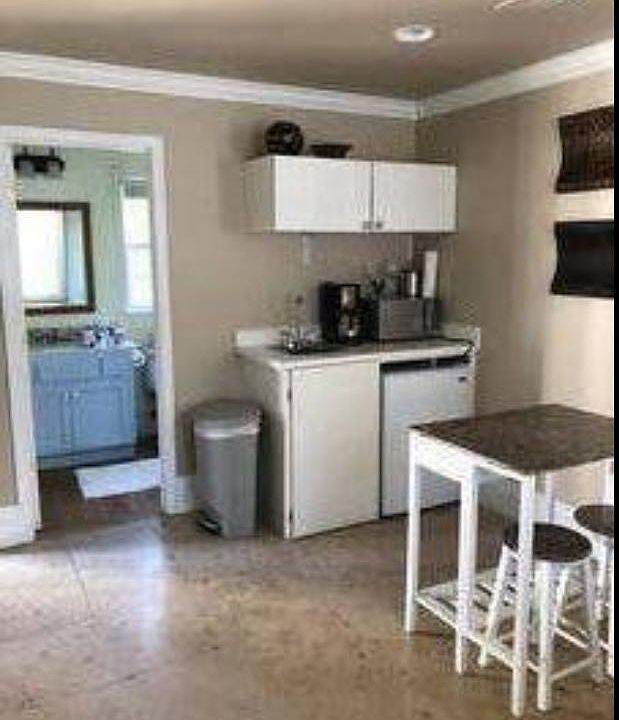 kitchen/dining (table and chairs included)