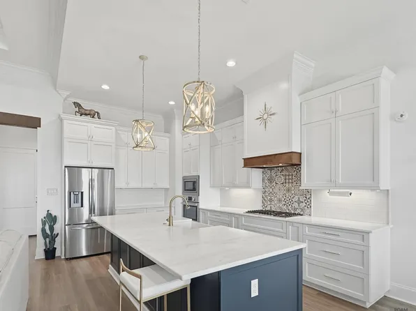 406 Last Quarter Dr, Youngsville, LA 70592