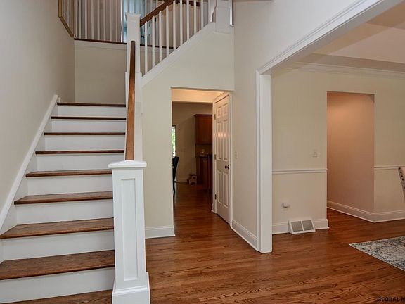 3rd image of 8 Huntington Ct