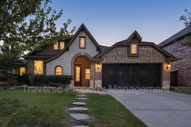 4 bed, 2.0 bath, 2308 sqft, $2,795 — Photo 2