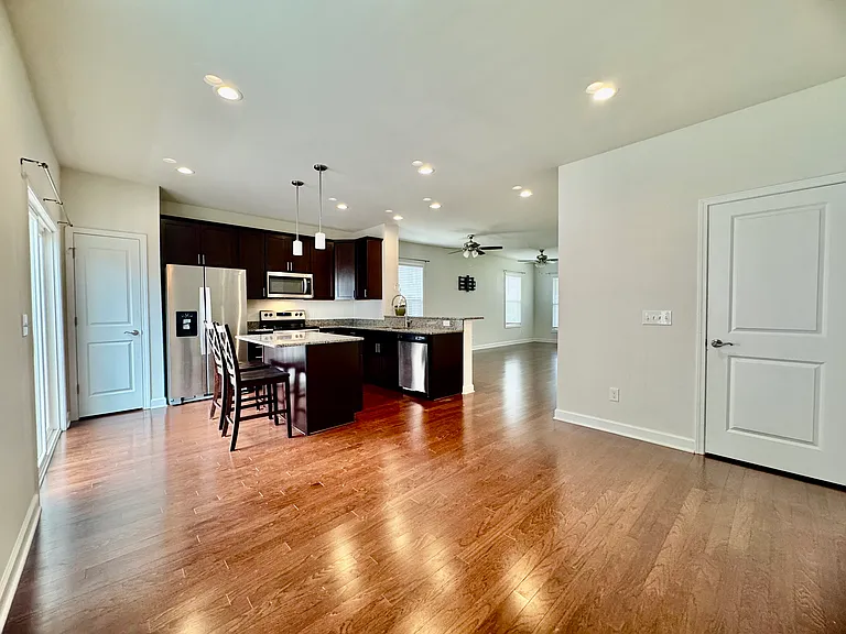 325 John Adams Dr — Photo 5