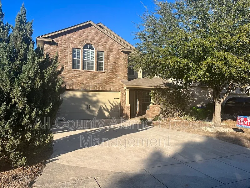 4 bed, 2.5 bath, 2700 sqft, $2,000 — Photo 2