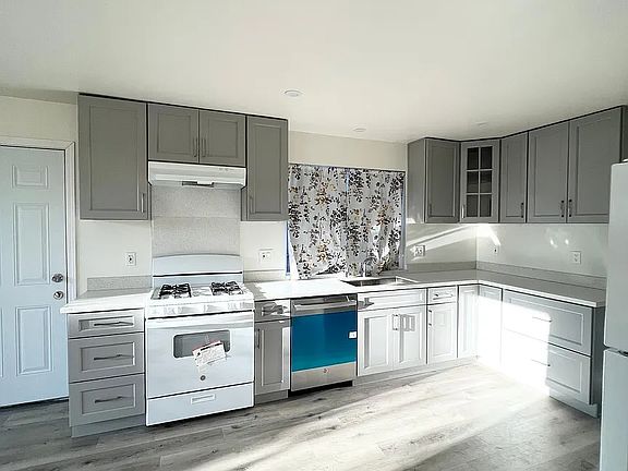 4th image of 1827 Fairfield Ave