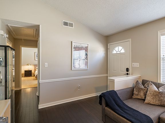 3rd image of 255 Pine Valley Dr