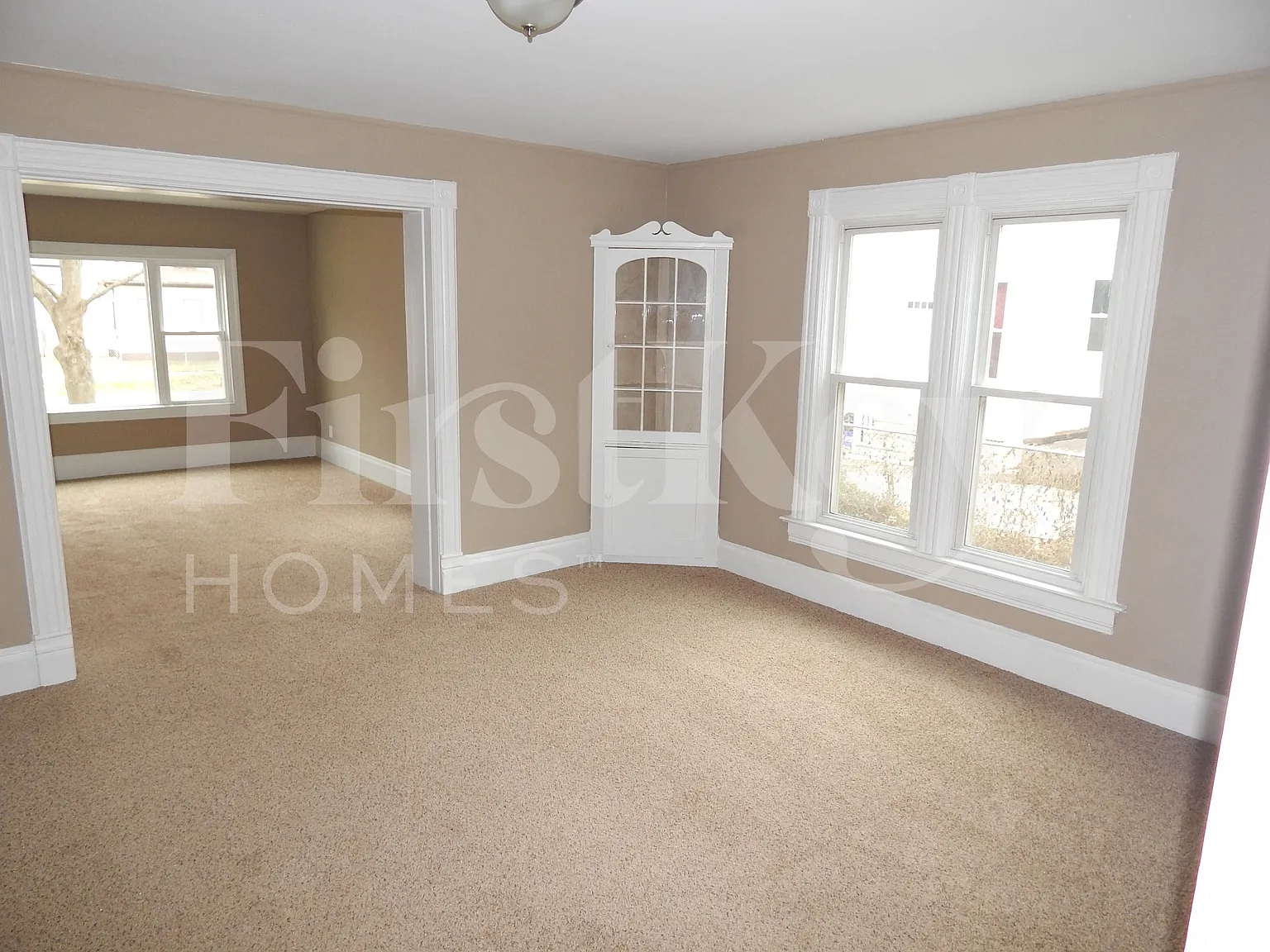 4 bed, 1.0 bath, 1289 sqft, $2,065 — Photo 3