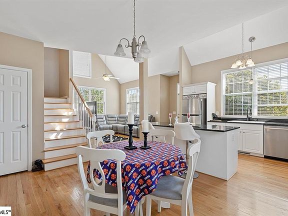 3rd image of 103 Summerlea Ln
