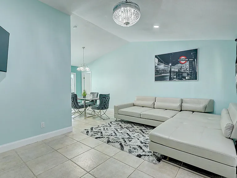 238 SW Grove Ave — Photo 6