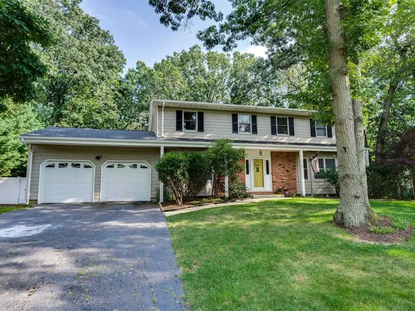 8 Julia Cir, East Setauket, NY 11733