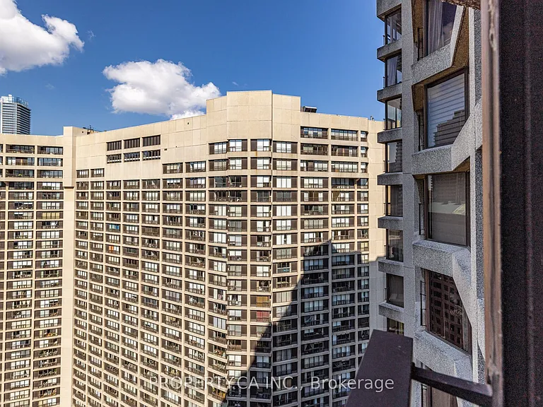 65 Harbour Sq #3209 — Photo 17