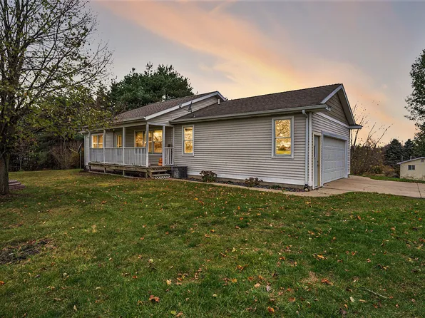 5576 Blue Spruce Ln, Fennville, MI 49408