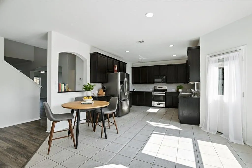 5 bed, 3.5 bath, 3104 sqft, $2,600 — Photo 4