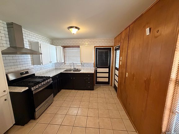 3rd image of 4915 Benham
