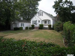 33 W Garfield St, Bay Shore, NY