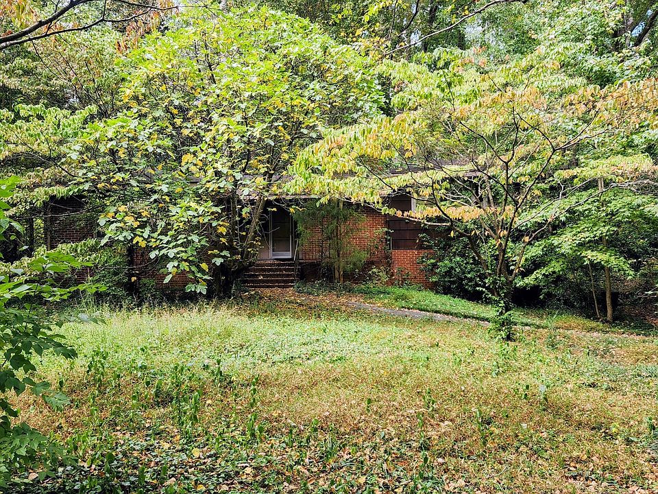 2nd image of 2828 Stuart Dr