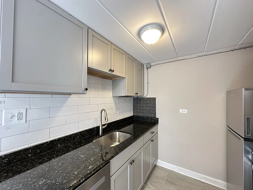 Appealing 1 Bed, 1 Bath at Ivanhoe + 25th (Schiller Park) — Photo 3