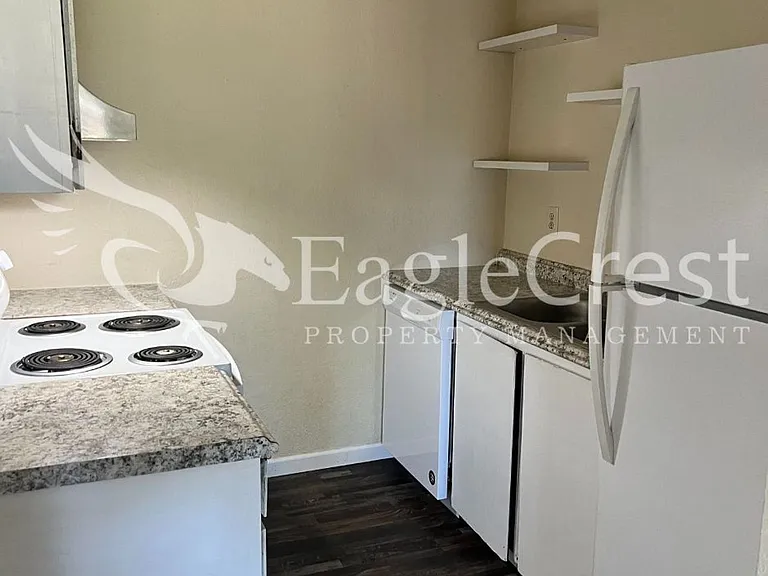 320 NE C St — Photo 7