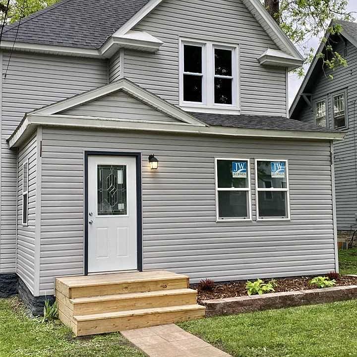 1st image of 413 1st St NE