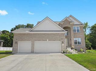 14189 Red Oak Dr, Belleville, MI