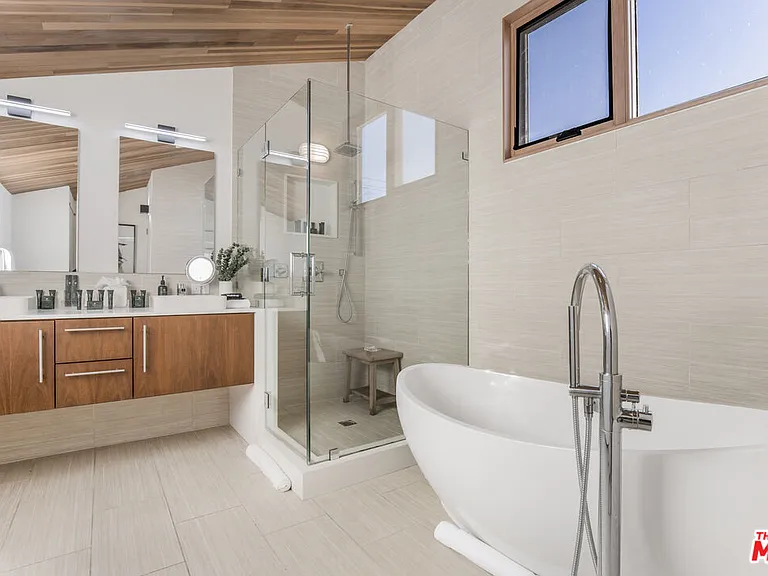 661 Broadway St — Photo 23