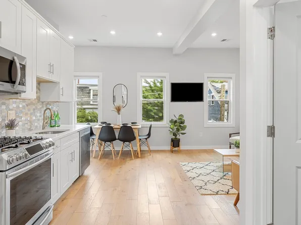 338 Hurley St APT 3, Cambridge, MA 02141