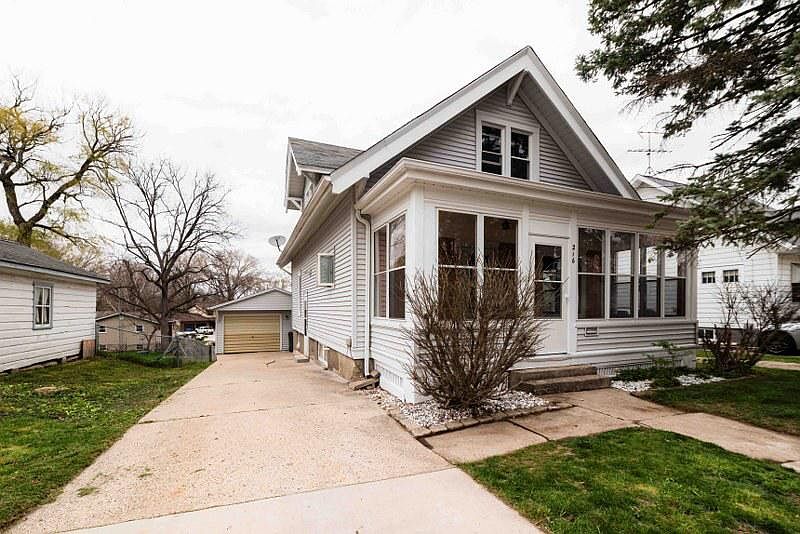 1st image of 216 Margaret STREET