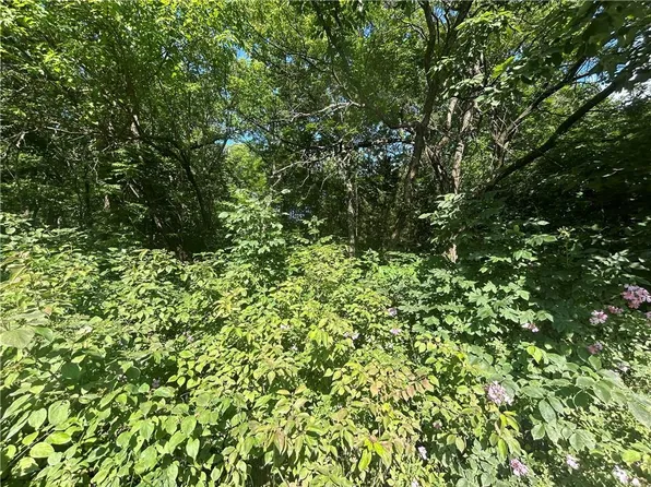 226 E Sugar Lake Dr, Mound City, KS 66056