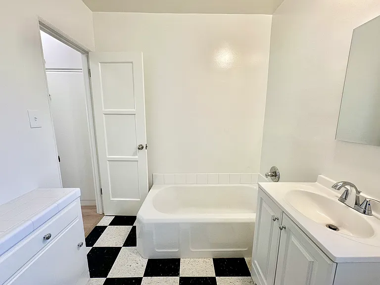 1319 N Fairfax Ave #7 — Photo 14