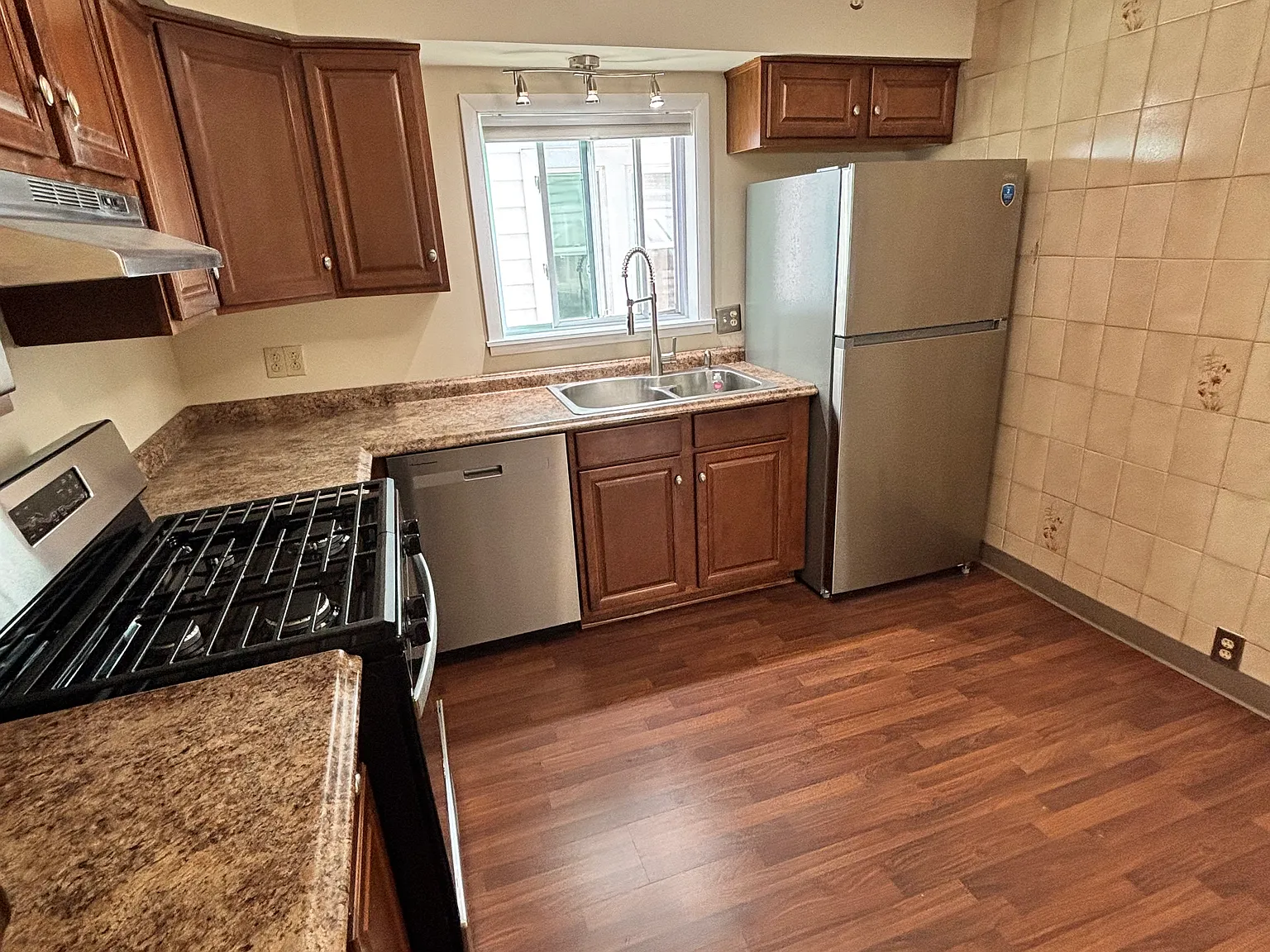 3 bed, 1200 sqft, $1,850 — Photo 4