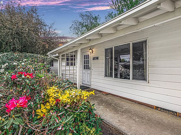 3rd image of 1170 NE Sunrise Ln