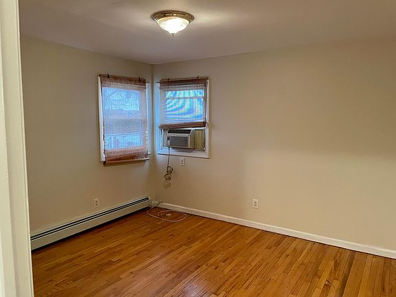 3rd image of 221 Giffords Ln