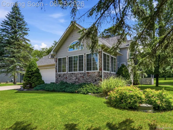 10288 Carmer Rd, Fenton, MI 48430