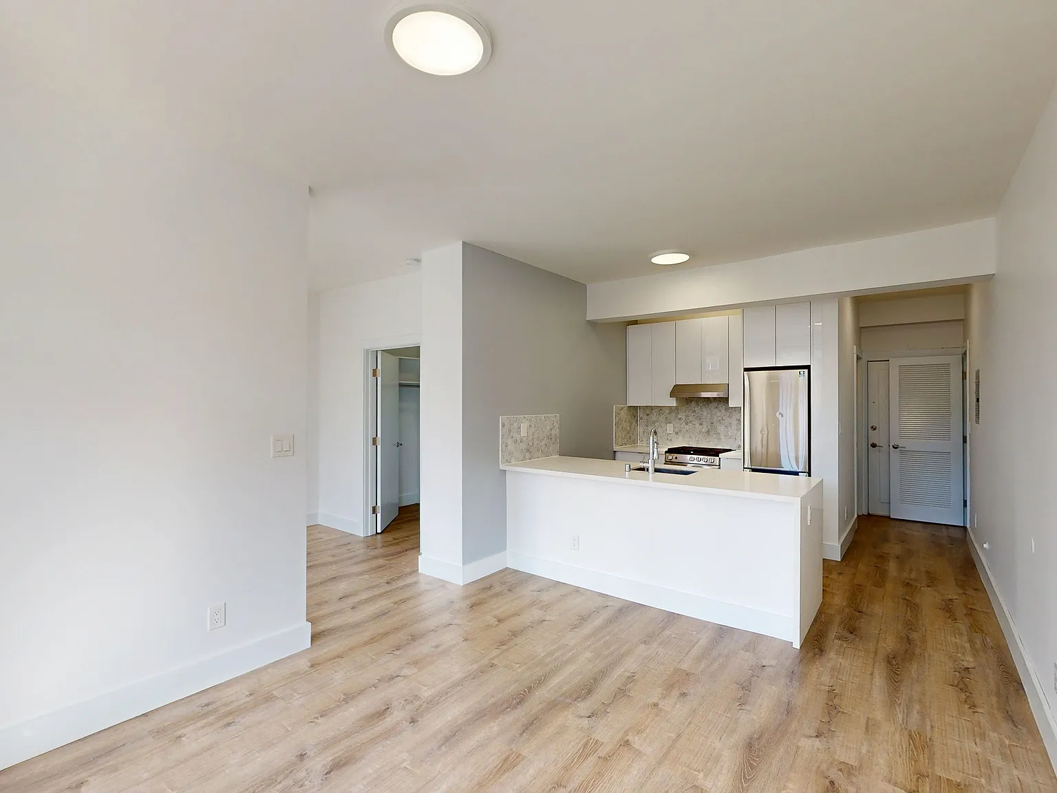 Remodeled Junior 1BR with Island Kitchen & In-Unit Laundry in Lower Nob Hill — Photo 1