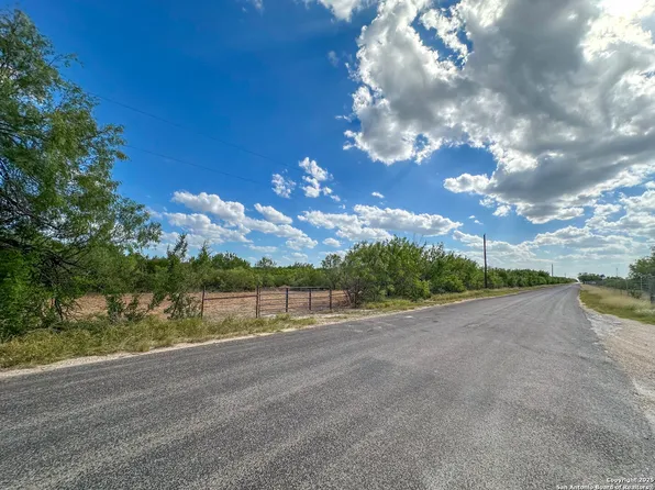 000 Old Fowlerton Rd, Fowlerton, TX 78021