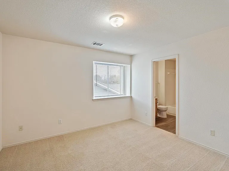 570 Hogan — Photo 16