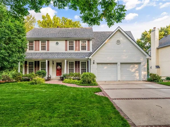 8541 Oakview Dr, Lenexa, KS 66215