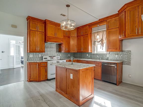 3rd image of 1014 W Arlington Ave