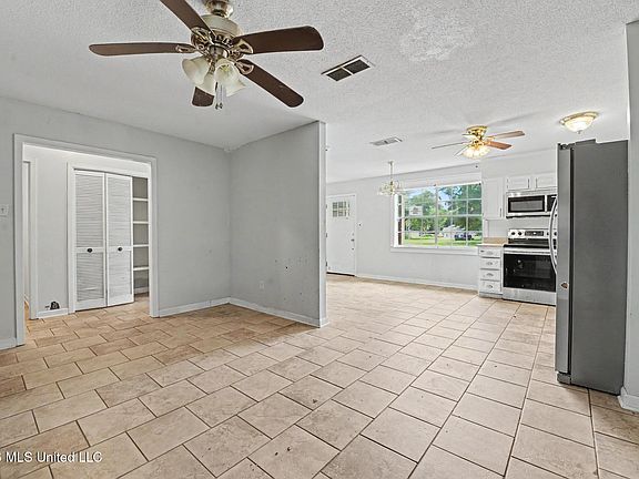 4th image of 2208 Lewis Gate Dr